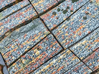 Granite joints showing parallel crack pattern