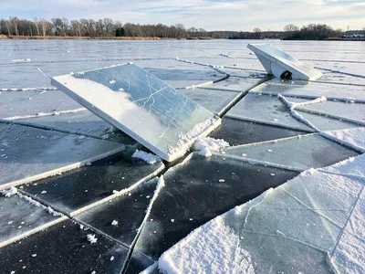 Plates tilting as ice thins