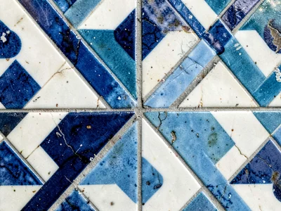 Geometric pattern transition zone between two designs