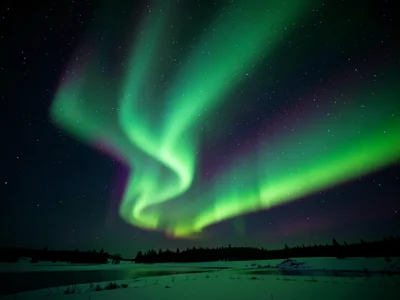 Discrete aurora arc, thin bright ribbon of green light stretched east-to-west ac