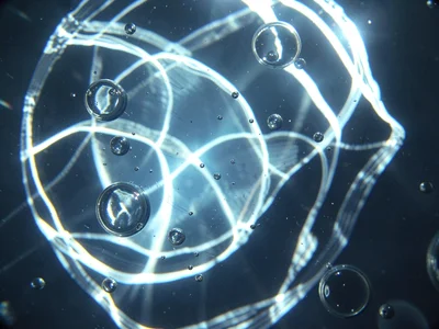 Caustic pattern with air bubbles