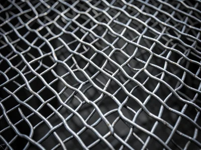 Crimped wire mesh at angle, three-dimensional wave pattern in each wire creating