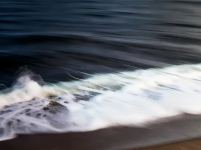 Dark sea becoming white foam band