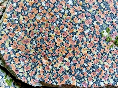 Grain size variation in granite body