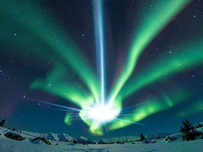 Coronal burst with rays extending to zenith