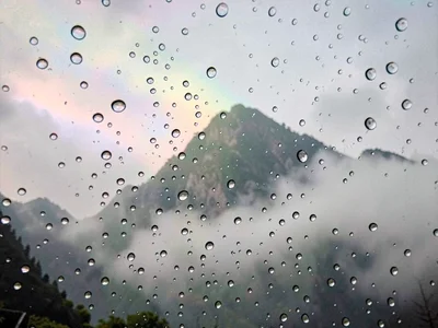 Iridescence in fog droplets