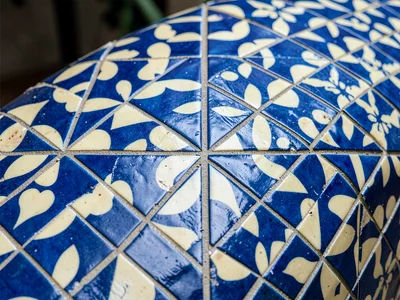 Pattern continuation across curved surface