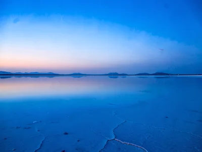 Blue hour gradient mirrored in infinite blue