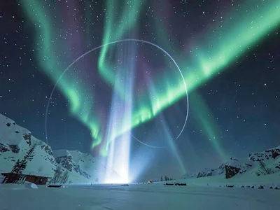 Aurora through ice fog creating column effects