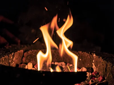 Flame shape frozen at fast shutter