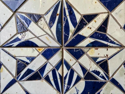 Eight-pointed star pattern extending beyond frame edges