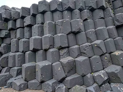 Fresh basalt columns showing dark crystal color