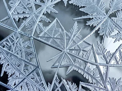 Frost forming pattern following glass surface irregularities