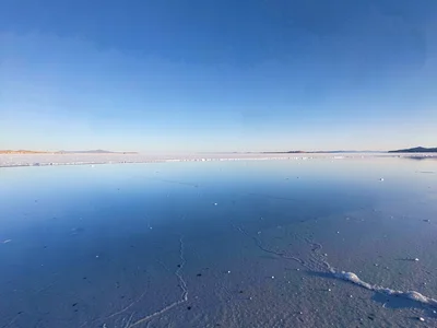 Clear sky reflection creating pure gradient field