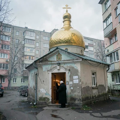 Post-Soviet urban photography, An Orthodox church dome gleaming gold against gre