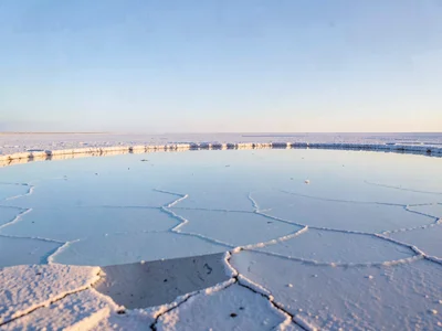 Horizon line completely dissolved in mirror