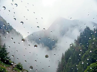 Iridescence in fog droplets