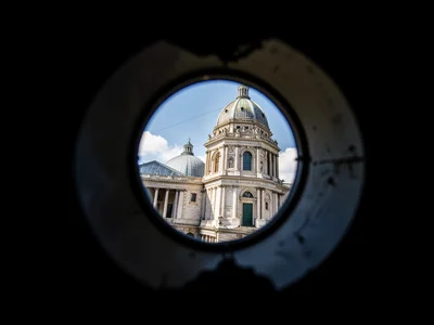 Monument pinhole