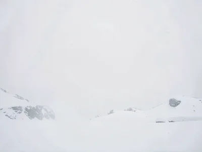 Fog meeting snow creating continuity