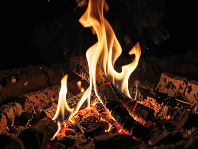 Flame shape frozen at fast shutter