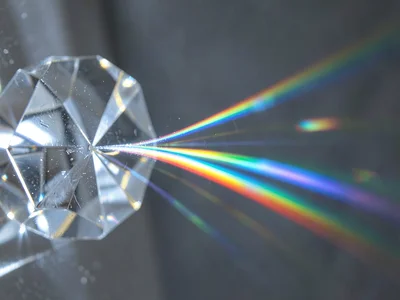 Window lead channeling light into spectral streams